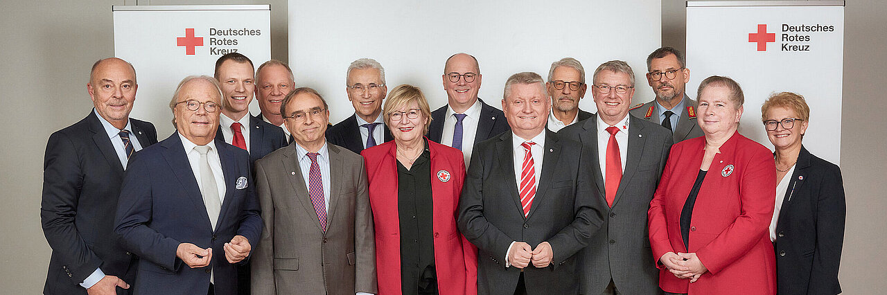 Das DRK-Präsidium auf der Bundesversammlung 2025 Das Präsidium, 1. Reihe von li. Bundesarzt Prof. Dr. Bernd W. Böttiger, Dr. Dieter Weingärtner (Bundeskonventionsbeauftragter), Vizepräsidentin Ulrike Würth, DRK-Präsident Hermann Gröhe, Vizepräsident Jürgen Christmann, Annette Strauß (Bundesleiterin Wohlfahrts- und Sozialarbeit), Generaloberin Edith Dürr (Präsidentin des Verbandes der Schwesternschaften vom DRK). 2. Reihe von li. der Vorsitzende des DRK-Präsidialrats Hans Hartmann, Marcel Bösel (Bundesleiter Jugendrotkreuz), Martin Bullermann (Bundesbereitschaftsleiter), Dr. Norbert C. Emmerich (Bundesschatzmeister), Andreas Paatz (Bundesleiter Wasserwacht), Prof. Dr. Volker Lischke (Vertreter Bergwacht), Generalarzt Dr. Johannes Backus.