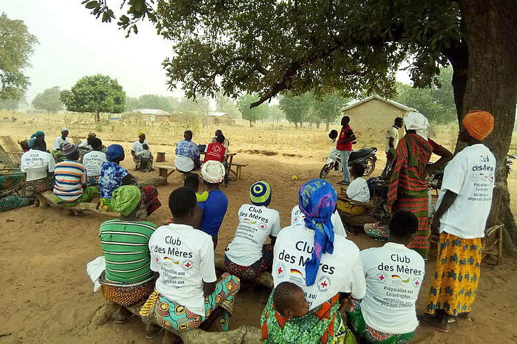 Versammlung einer Frauengruppe in Togo