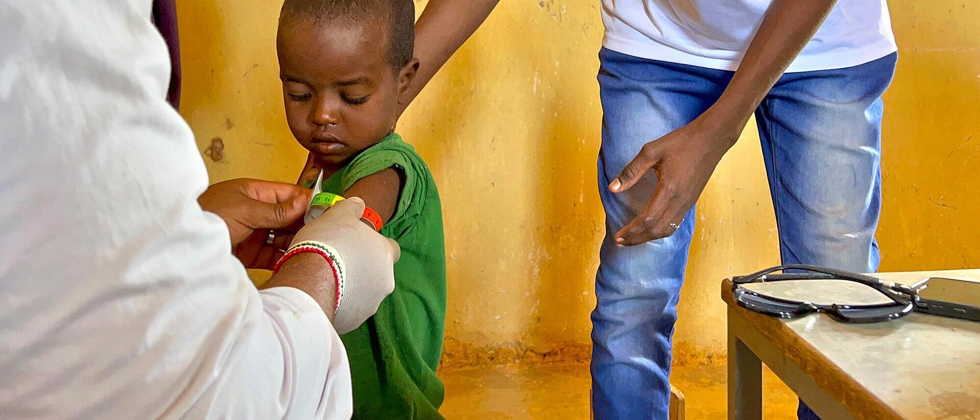 Somalischer Arzt misst bei Kleinkind den Oberarmumfang