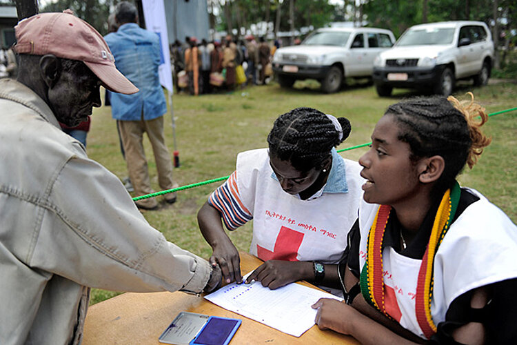 Registrierung bei Hilfsaktion Äthiopier registriert sich mit Fingerabdruck bei Rotkreuz-Helferinnen