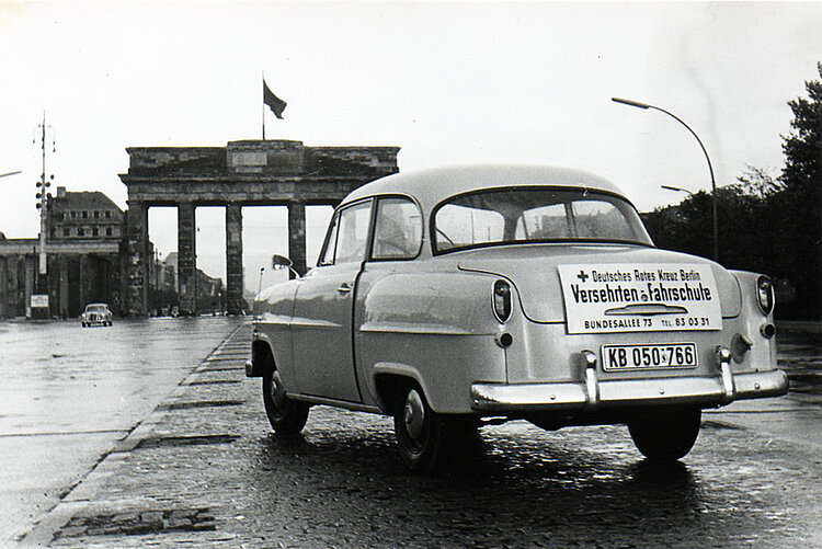 Einer der umgebauten Wagen vor dem Brandenburger Tot (Rotkreuz-Museum Berlin e.V.)