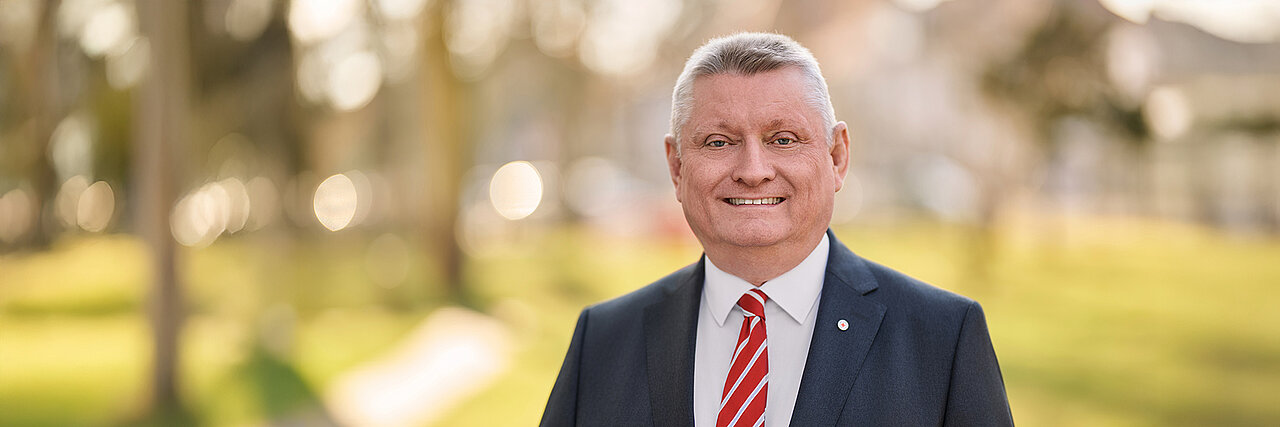 DRK-Präsident Hermann Gröhe Ein Portrait von Hermann Gröhe im Freien