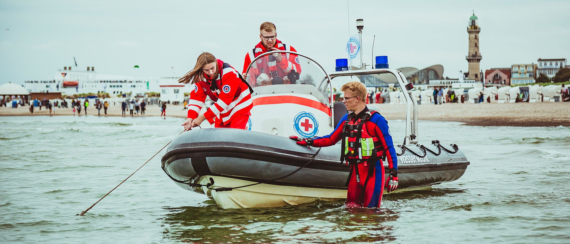 Wasserwacht. Mit dem Motorboot am Ufer von Warnemünde Wasserwacht an der Ostsee in Mecklenburg-Vorpommern, mit dem Motorboot am Ufer von Warnemünde