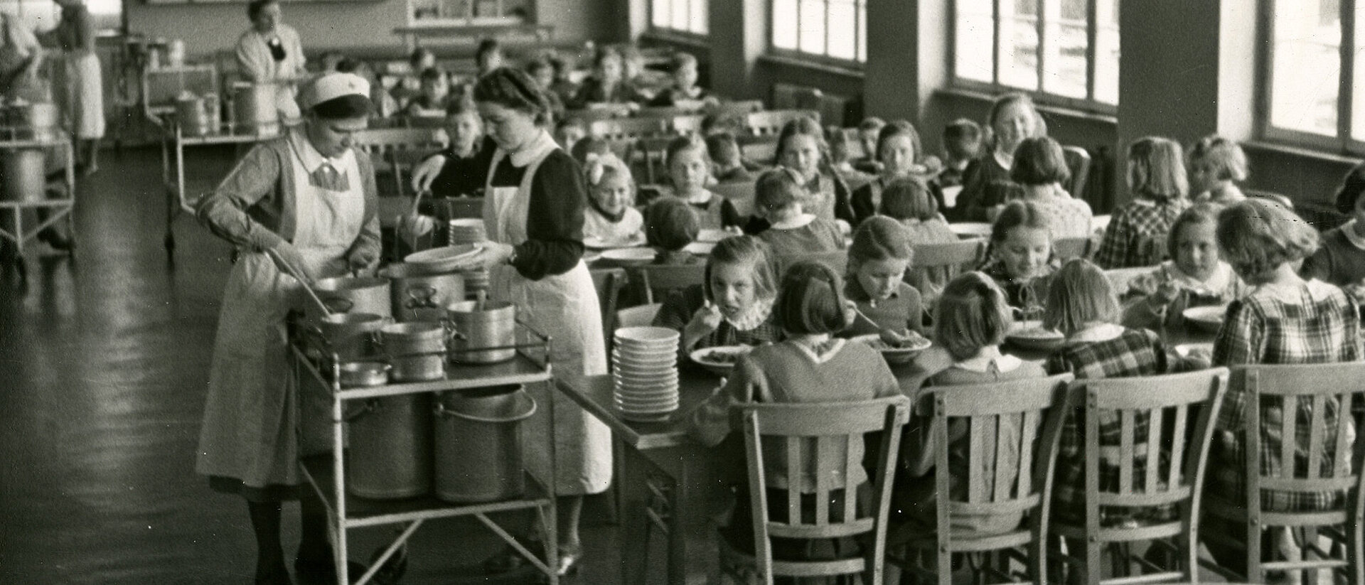 Bad Dürrheim historisches Foto: Blick in Speisesaal mit Kindern