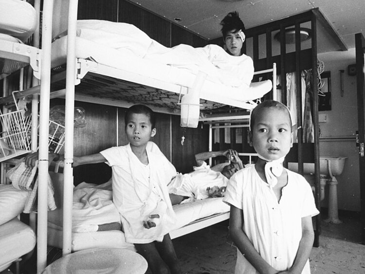 Verletzte Kinder im Bettensaal des Schiffes (Holloway / DRK)