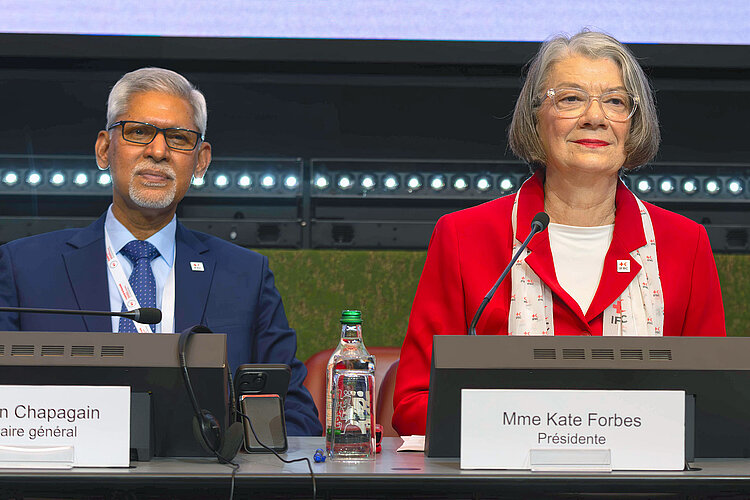 Generalversammlung 2024 Kate Forbes und Jagan Chapagain am Versammlungstisch