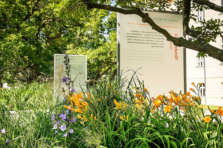 Generalsekretariats des DRK Blumen in Grünanlage und Informationsstelen