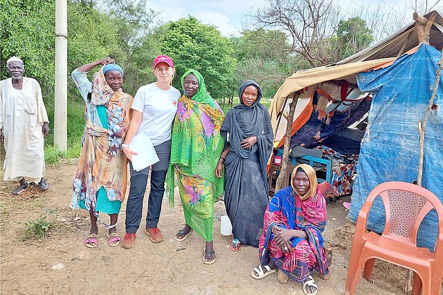 Rotkreuz-Mitarbeiterin in Äthiopien mit Geflüchteten aus dem Sudan 