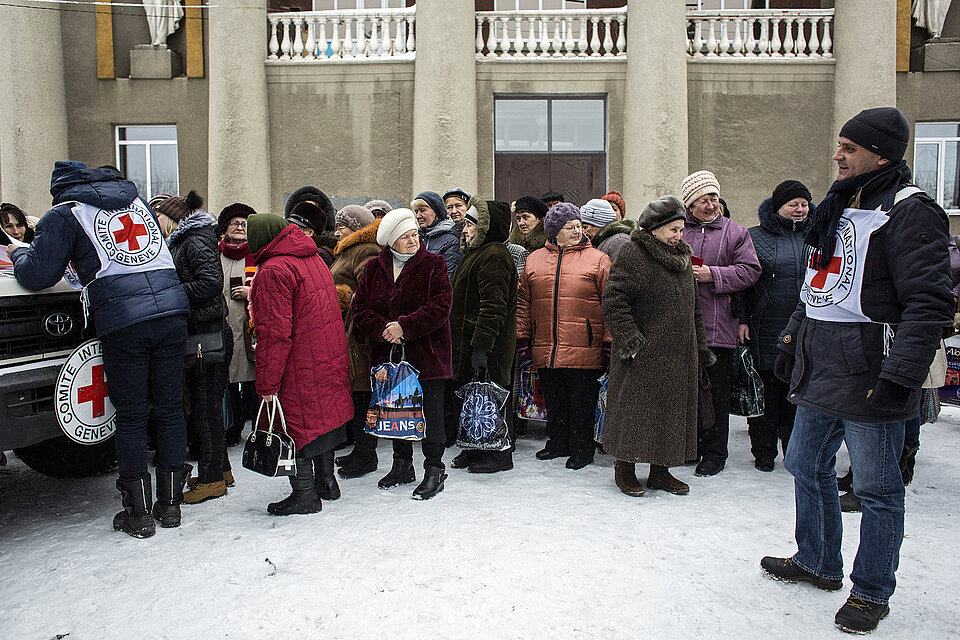 Hilfsgüterverteilung des IKRK Ukrainerinnen bei einer Hilfsgüterverteilung in Donezk