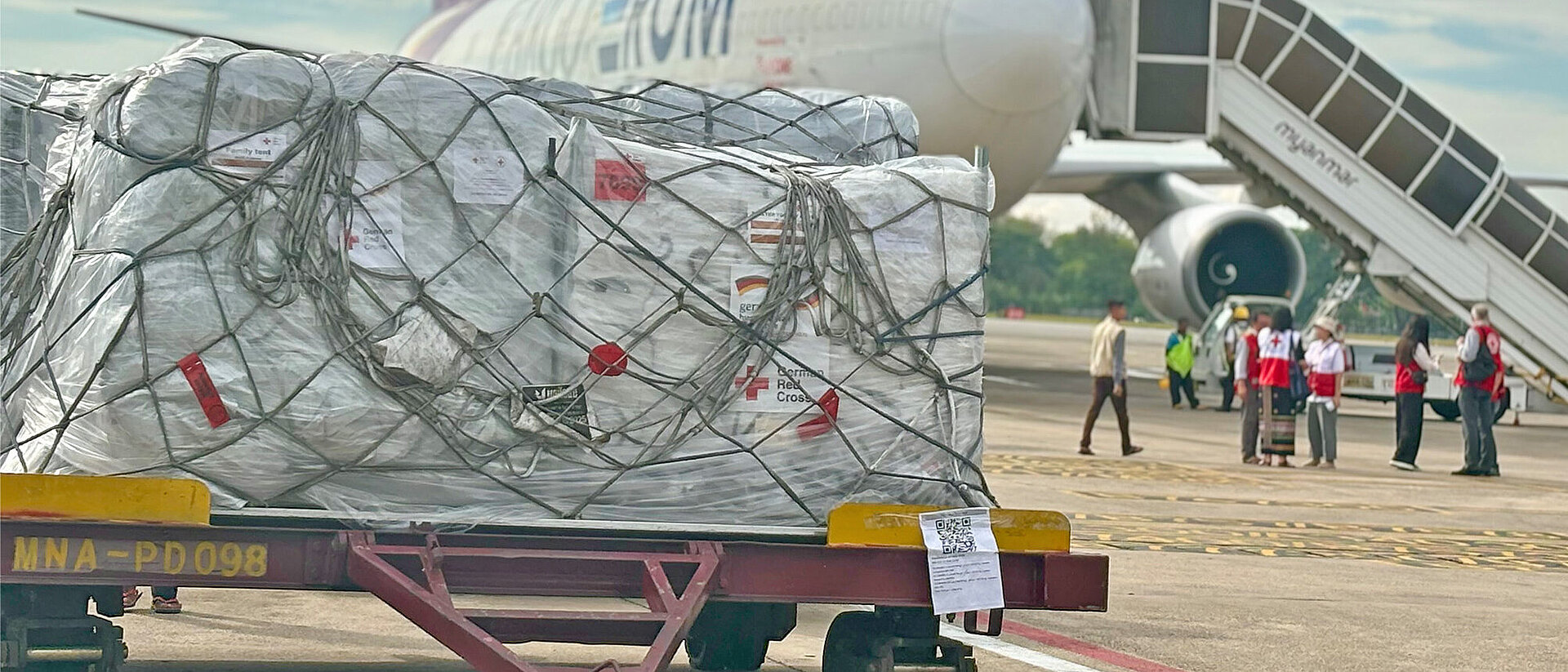 Hilfsflug nach Myanmar nach dem Erdbeben DRK-Hilfsgüter für Erdbebenopfer sind angekommen