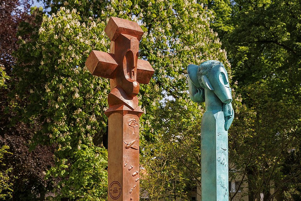 Jangseung Zwei Skultpturen - rot und blau