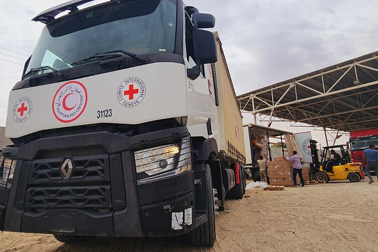 Hilfskonvoi des IKRK an der Grenze zum Gazastreifen 