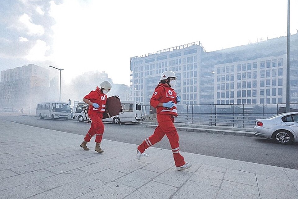 Hilfe nach der Explosion in Beirut Freiwillige des Libanesischen Roten kreuzes