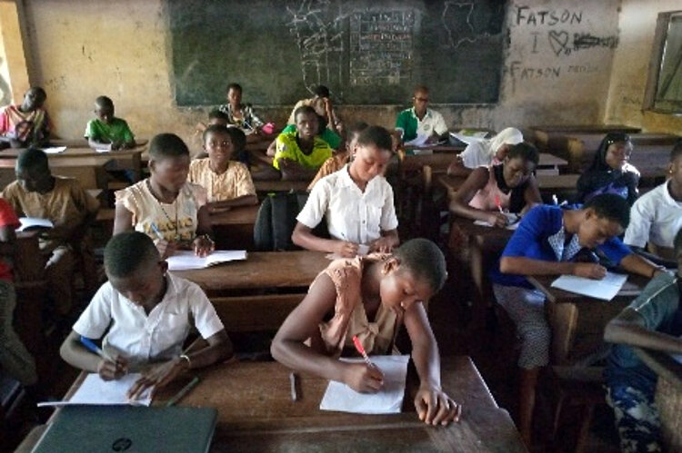 Togolesische Schulkinder lernen im Unterricht über den Klimawandel