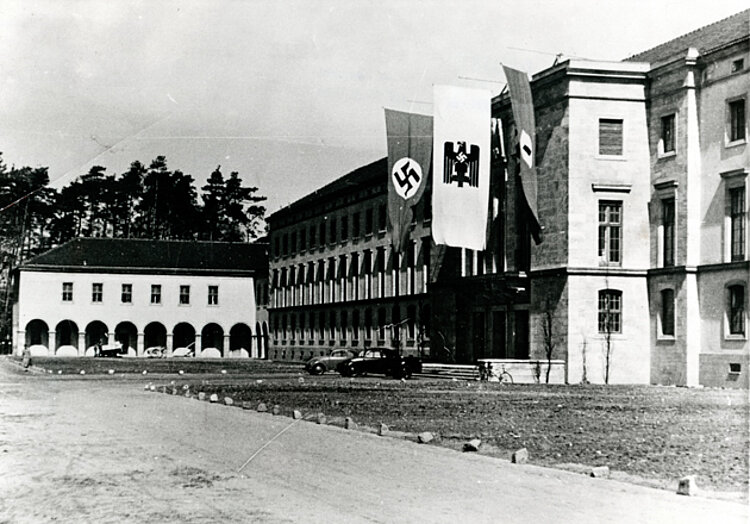 Das neue DRK-Präsidium wurde zu Hitlers Geburtstag 1943 mit Fahnen geschmückt (Paul Wittig / DRK)