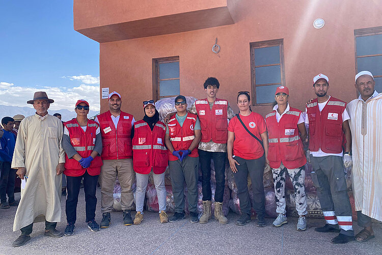 Helferinnen und Helfer nach dem Erdbeben in Marokko 