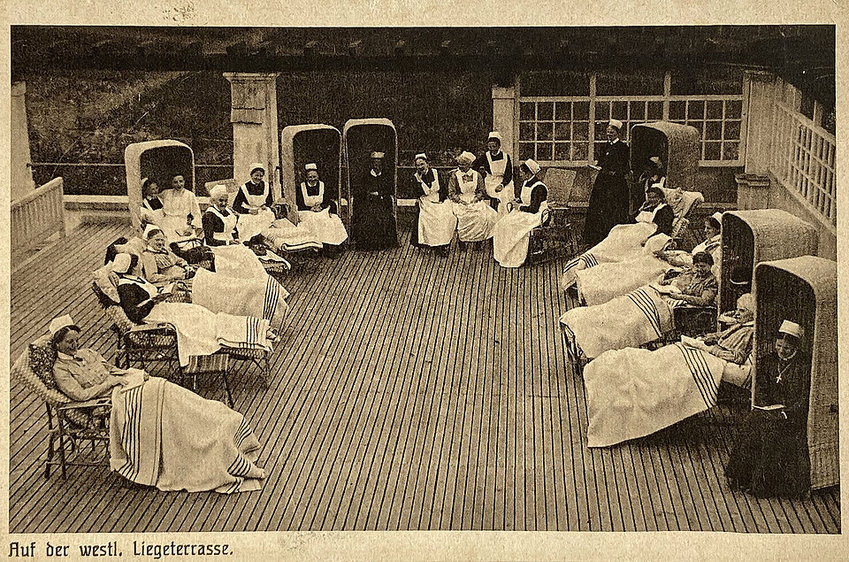 historische Postkarte mit Schwestern auf Liegeterrasse