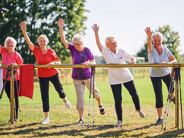 Gesundheit und Prävention Seniorinnen machen Gymnastik im Freien