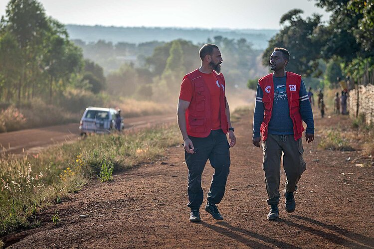 Zusammenarbeit DRKler und Mitarbeiter des Äthiopischen Roten Kreuzes