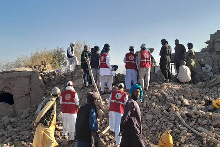 Helfer des Afghanischen Roten Halbmondes such in den Trümmern nach Überlebenden nach dem Erdbeben