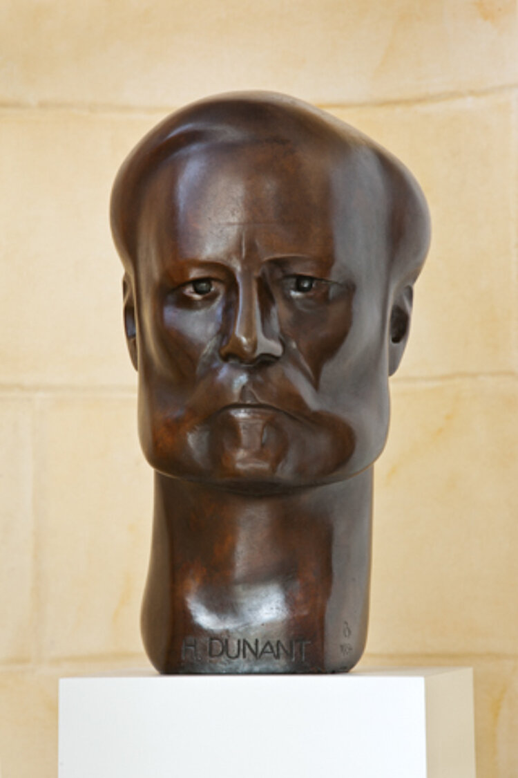 Diese Büste Henry Dunants schuf der Berliner Bildhauer Lothar Brabanski. Sie steht bis heute im Foyer des DRK-Generalsekretariats (Jörg F. Müller / DRK)
