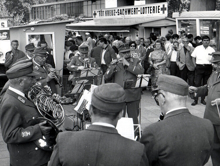 Das Westberliner DRK-Orchester spielt zur Unterstützung einer Rotkreuzlotterie, um 1970 (Rotkreuzmuseum Berlin / DRK)