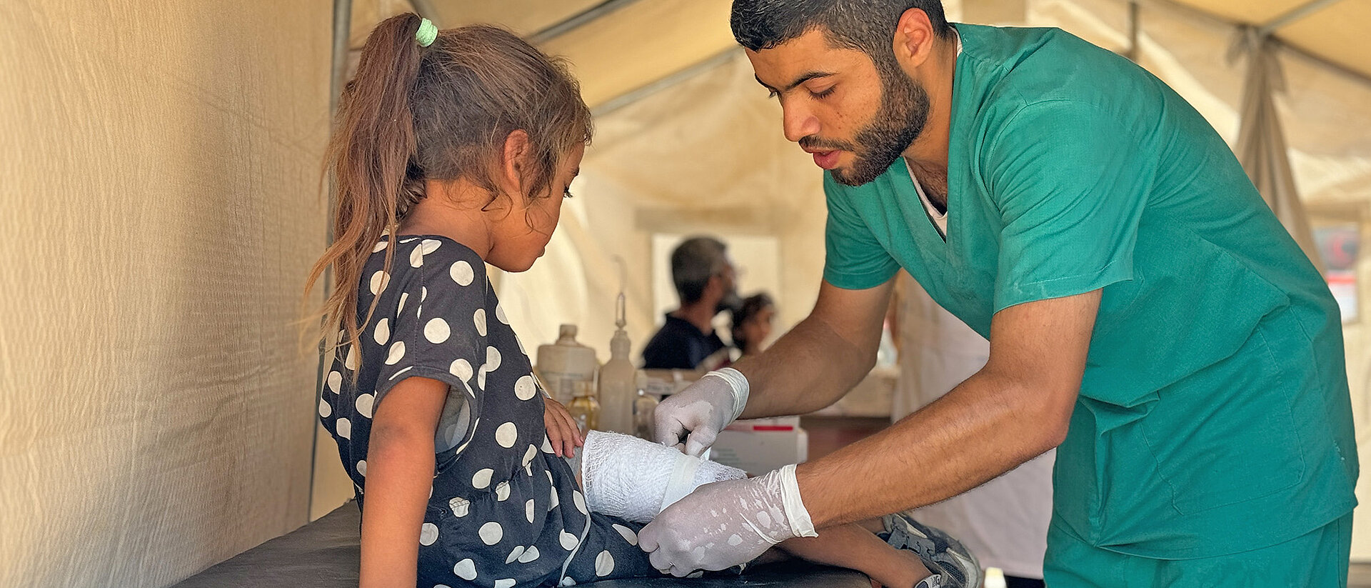 Feldkrankenhaus des Roten Kreuzes in Rafah Arzt beahndelt Mädchen im Feldkrankenhaus in Rafah