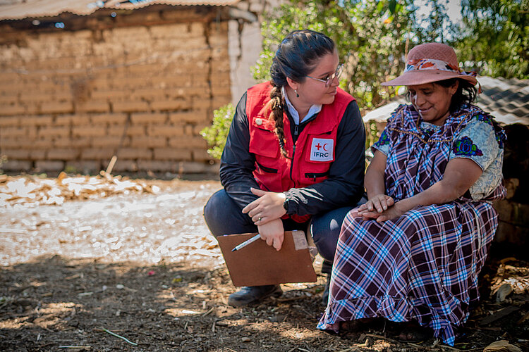 Rotkreuz-Hilfe in Guatemala Rotkreuzlerin spricht mit Seniorin