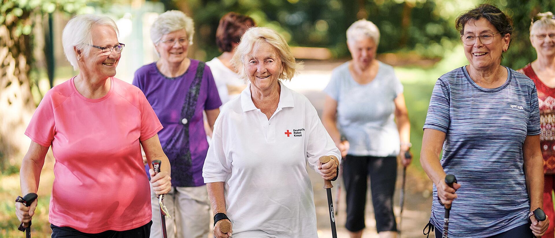 Nordic Walking Seniorinnen beim Nordic Walken im Freien