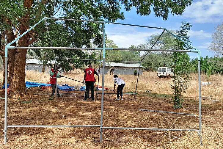 Rotkreuzmitarbeiter bauen Notunterkünfte in Äthiopien auf 