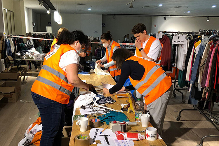 Ulm: Kleiderausgabe DRKler sortieren Kleider für die Ausgabe