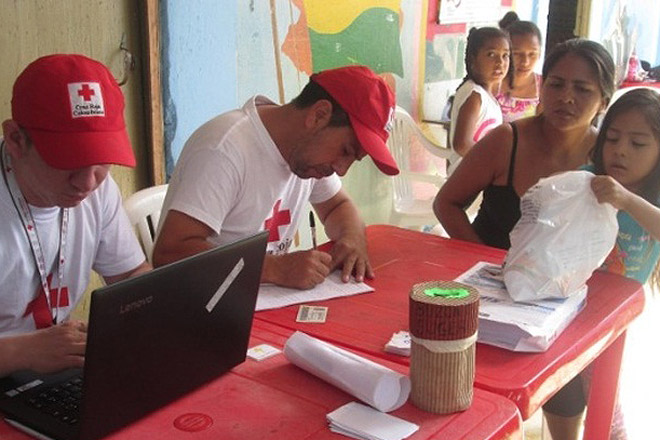 Mitarbeiter des Kolumbianischen Roten Kreuzes bei der Registierung von Patienten