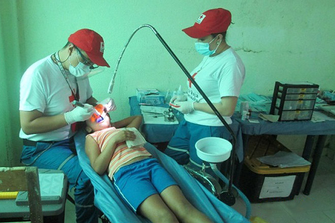 Eine zahnärztliche Behandlung durch Mitarbeiter des Kolumbianischen Roten Kreuzes 