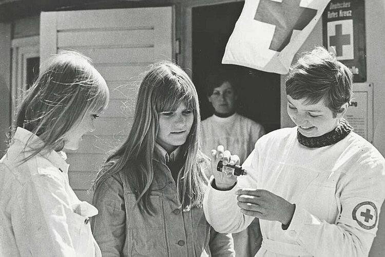 Einsatz des DRK der DDR bei Großveranstaltungen. Ausgabe von Arznei an einer Unfallhilfsstelle, 1970 (DRK)