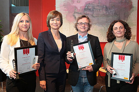 Maybrit Illner mit den Gewinnern des DRK-Medienpreises 2017 in Berlin.