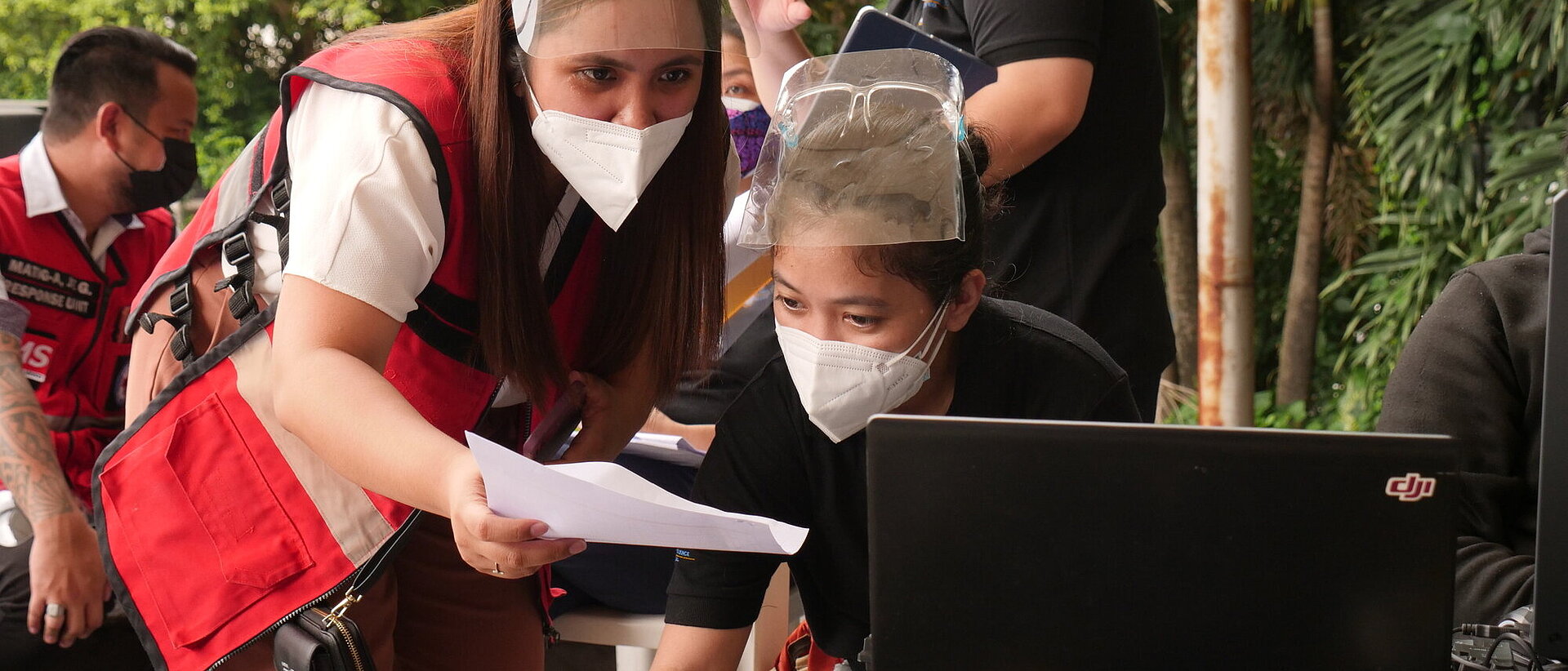 Simulation des Geschehens bei einem Erdbeben in Manila: Teams vom Philippinischen Roten Kreuz üben das schnelle medizinische Eingreifen bei der Katastrophe (RDMU Rapid Deployment Medical Unit).