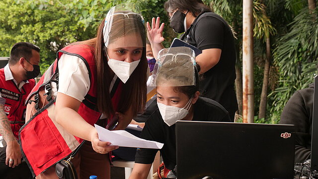 Simulation des Geschehens bei einem Erdbeben in Manila: Teams vom Philippinischen Roten Kreuz üben das schnelle medizinische Eingreifen bei der Katastrophe (RDMU Rapid Deployment Medical Unit).