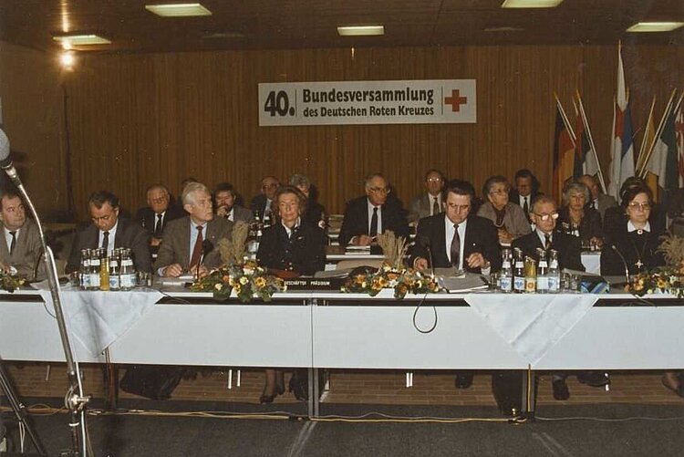 Vereinigung der beiden deutschen Rotkreuzgesellschaften auf der 40. Bundesversammlung des DRK am 9. November 1990 (Margitta Zimmermann / DRK)