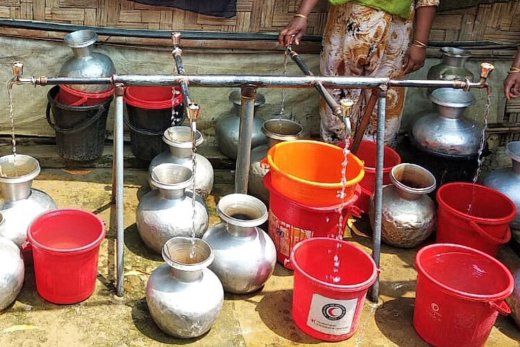 Wasserversorgung Krüge und Eimer an Wasserstelle