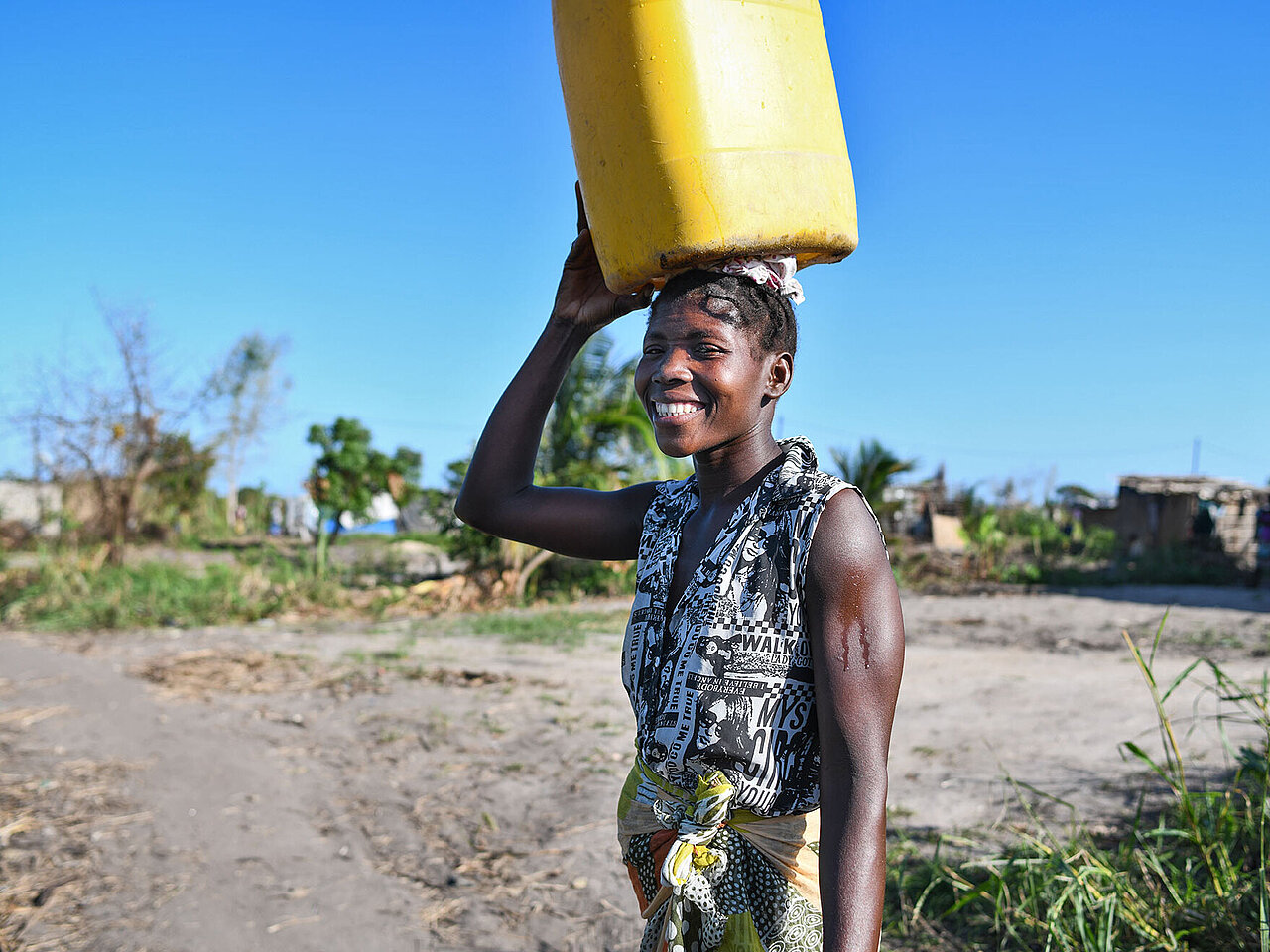 Frau in Mosambik mit Wasserkanister