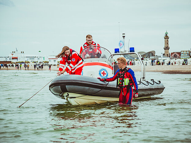 Wasserwacht an der Ostsee in Mecklenburg-Vorpommern, mit dem Motorboot am Ufer von Warnemünde