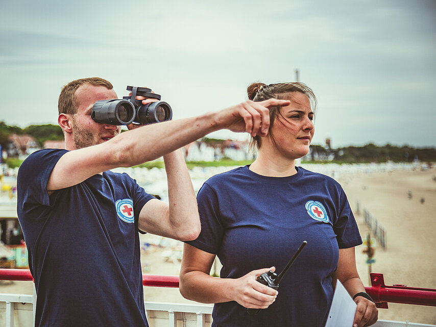 Wasserwacht an der Ostsee in Mecklenburg-Vorpommern: Helfer mit Fernglas und Walkie-Talkie