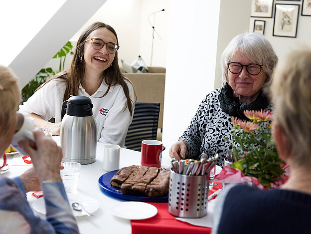 Soziokulturelles Zentrum Mehrgenerationenhaus in Golßen / Brandenburg (DRK KV Fläming-Spreewald): Frauen an der Kaffeetafel