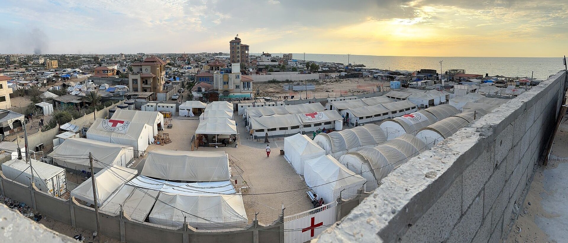 Feldkrankenhaus in Rafah: Das DRK unterstützt das Feldkrankenhaus durch die Bereitstellung von Fachkräften sowie medizinische und technische Ausstattung. 