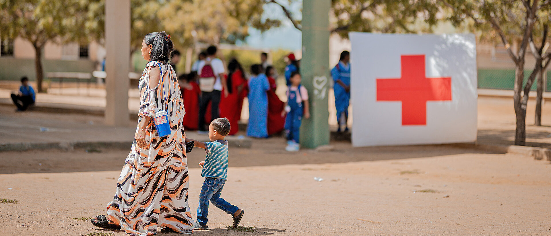 Unterstützung durch das Rote Kreuz in Lateinamerika Frau mit Kind an Rotkreuz-Station in Lateinamerika