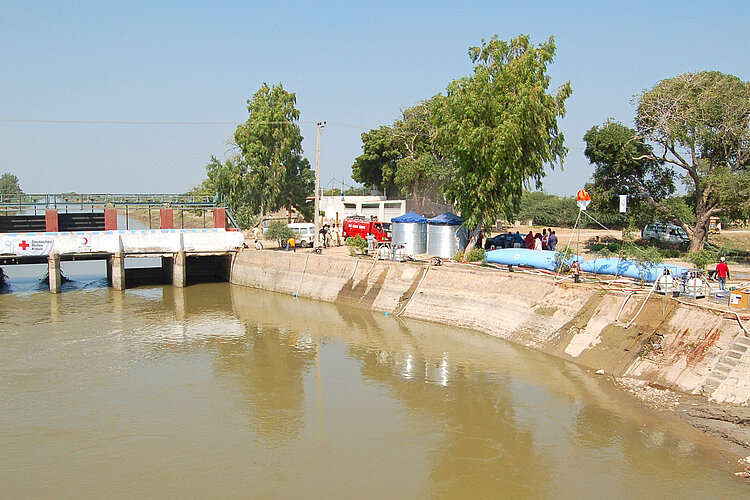 Wasseraufbereitungsanlage am Ufer eines Flusses
