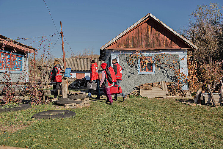 Rotkreuz-Team bei Hausbesuch in der Region um Odessa 