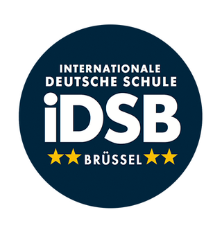 Zu sehen ist das Logo der internationalen Deutschen Schule in Brüssel. Auf einem dunkelblauen Kreis steht in weißer Schrift: "internationale Deutsche Schule" Darunter die Abkürzung iDSB und darunter "Brüssel", umrahmt von vier gelben Sternen