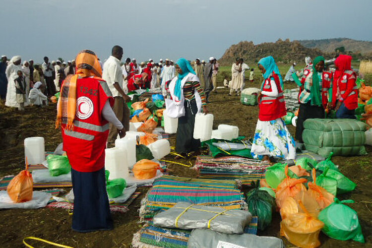 „Hilfsgüter werden an von Konflikten betroffene Personen ausgehändigt, organisiert durch den SRCS.