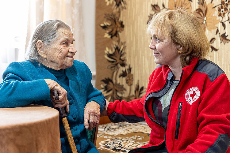 Ukraine: Häusliche Hilfe Seniorin mit Rotkreuzlerin